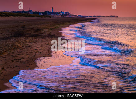 Sunrise, Southwold, Suffolk, Großbritannien. Dämmerung über einen einsamen Strand. Stockfoto