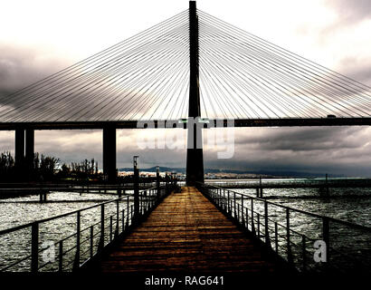Lissabon - Portugal, das Vasco de Gama Brücke über den Tejo ist die längste in Europa mit 17 Kilometer Länge Stockfoto