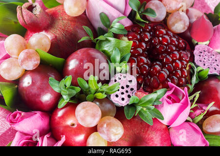 Original genießbare Geschenk in Form von einem Blumenstrauß aus Rosen, Granatäpfel, Pflaumen, Trauben. Close-up Stockfoto