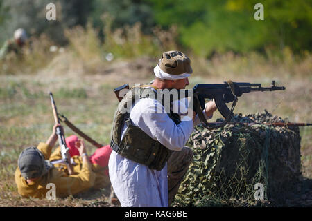 Historische Festival Sambek Höhen. Mojahed schießt Sturmgewehr Stockfoto