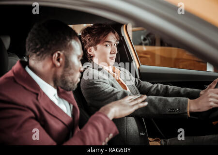 Junge dark-eyed man Gefühl gezeichnet, während der Fahrt Stockfoto