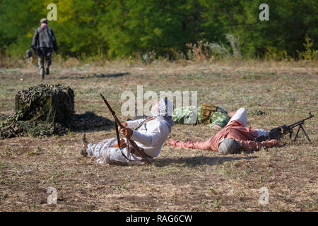 Historische Festival Sambek Höhen. Getötet mojahed zu Boden fällt mit einem Gewehr in der Hand Stockfoto