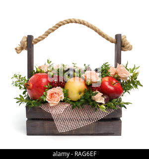Einzigartiges Geschenk in Form von einer Holzkiste mit Rosen und verschiedene Früchte auf weißem Hintergrund dargestellt. Ansicht von vorn Stockfoto