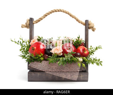 Einzigartiges Geschenk in Form von einer Holzkiste mit Rosen und verschiedene Früchte auf weißem Hintergrund dargestellt. Ansicht von hinten Stockfoto