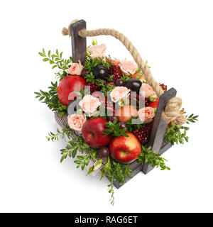 Einzigartiges Geschenk in Form von einer Holzkiste mit Rosen und verschiedene Früchte auf weißem Hintergrund dargestellt. Ansicht von oben Stockfoto