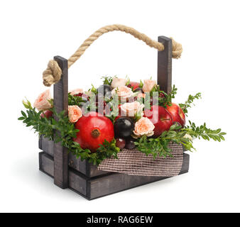 Erstaunlich genießbare Jahrestag Geschenk in Form von einer Holzkiste mit Rosen und verschiedene Früchte auf weißem Hintergrund dargestellt Stockfoto