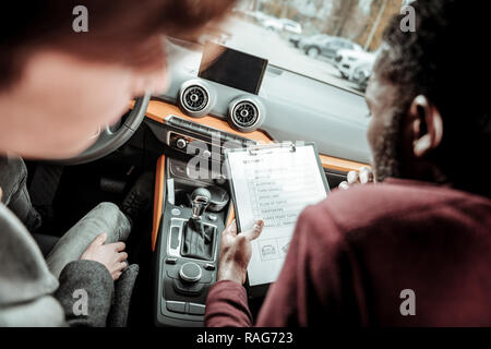 Bärtige instructor Mark, für den ersten Abschnitt der Prüfung fahren Stockfoto