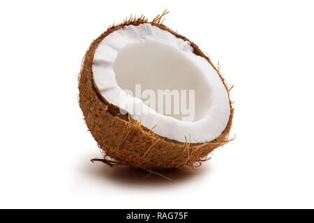 Frische Kokosnuss in der Hälfte gebrochen auf weißem Hintergrund Stockfoto