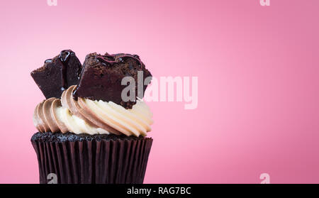 Chocolate Brownie muffin Muffin auf rosa Hintergrund Stockfoto