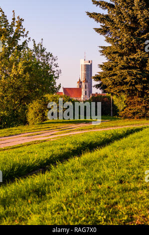 Vilnius, Litauen - 15. Mai 2013: Gemütliche park Gehweg auf dem Hügel mit Blick auf die Skyline auf Vilnius Kirchen und modernen Gebäuden Stadtbild Stockfoto