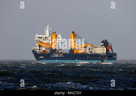 Die schwere Last Schiff Palmerton Pässe Cuxhaven am 1. Januar 2019, wenige Stunden, bevor das Schiff den Ausfall einer Maschine in der Nordsee erlitten während einer st Stockfoto