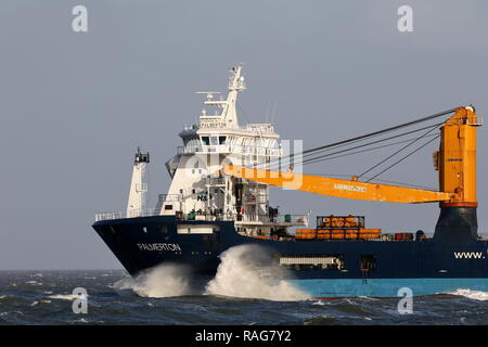 Die schwere Last Schiff Palmerton Pässe Cuxhaven am 1. Januar 2019, wenige Stunden, bevor das Schiff den Ausfall einer Maschine in der Nordsee erlitten während einer st Stockfoto