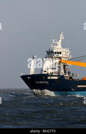 Die schwere Last Schiff Palmerton Pässe Cuxhaven am 1. Januar 2019, wenige Stunden, bevor das Schiff den Ausfall einer Maschine in der Nordsee erlitten während einer st Stockfoto