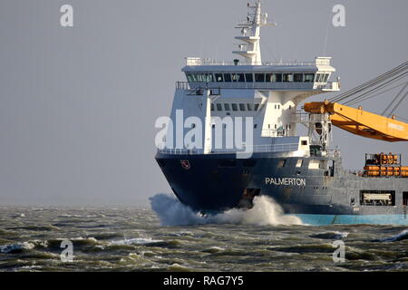 Die schwere Last Schiff Palmerton Pässe Cuxhaven am 1. Januar 2019, wenige Stunden, bevor das Schiff den Ausfall einer Maschine in der Nordsee erlitten während einer st Stockfoto