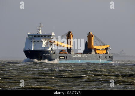 Die schwere Last Schiff Palmerton Pässe Cuxhaven am 1. Januar 2019, wenige Stunden, bevor das Schiff den Ausfall einer Maschine in der Nordsee erlitten während einer st Stockfoto