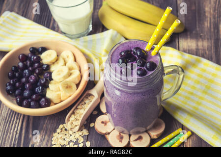 Blueberry Smoothie mit Banane und Haferflocken in Jar Stockfoto