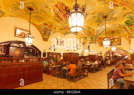 Die Leute sitzen in der Sehenswürdigkeiten Hofbräuhaus am Platzl Bierhalle in München, Deutschland Stockfoto