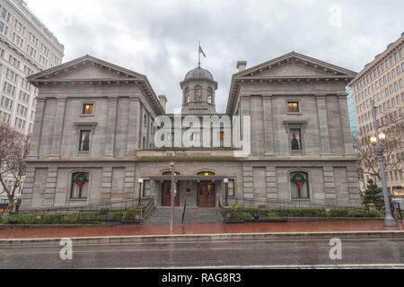 Die Pioneer Courthouse in Portland, Oregon, USA, an einem regnerischen Tag. Stockfoto