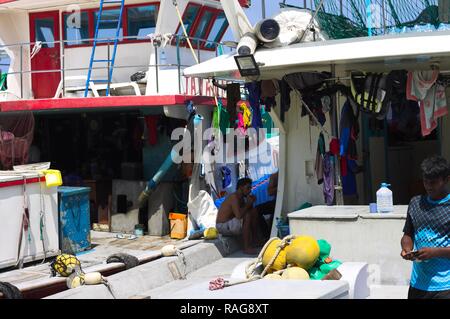 Male, Malediven - 20. Dezember 2018: farbige Kleidung hängen an der Boote der männlichen Hafen Stockfoto