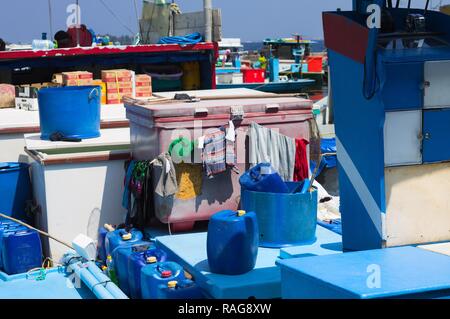 Male, Malediven - 20. Dezember 2018: farbige Kleidung hängen an der Boote der männlichen Hafen Stockfoto