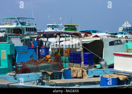 Male, Malediven - 20. Dezember 2018: Viele bunte Boote im Hafen von männlichen Fischmarkt Stockfoto