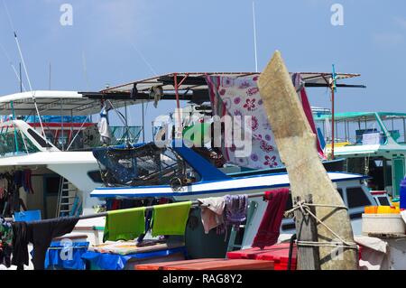 Male, Malediven - 20. Dezember 2018: farbige Kleidung hängen an der Boote der männlichen Hafen Stockfoto