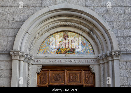 Schwarze Madonna mit Kind Mosaik - Wallfahrtskirche Castelmonte in der Nähe von Cividale del Friuli, Friaul Julisch Venetien, Italien Stockfoto