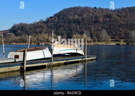 Boote und Landeplatz auf dem gefrorenen See von fimon Vicenza Italien Stockfoto