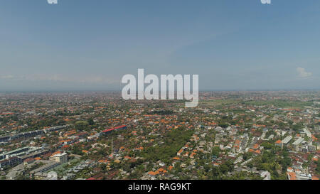 Luftbild Stadt Denpasar auf Bali in Indonesien. asiatischen Stadt mit Gebäuden, Autobahn bei Sonnenuntergang. Stockfoto
