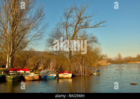 Kleine Boote auf dem gefrorenen See von fimon Vicenza Italien Stockfoto