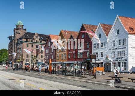 Die Wharf Häuser von Bryggen, sind eine Reihe von Hanseatic kommerziellen Gebäuden entlang der östlichen Seite des Vågen Hafen in Bergen, Norwegen, Europa. Stockfoto