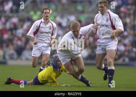 Rugby, der investec Herausforderung England v Rumänien 17-11-2001 Kyran Bracken als Lewis gebracht wird, zu Boden von einem rumänischen Defender. [Pflichtfeld Credit, Peter Spurrier/Intersport Bilder] Stockfoto