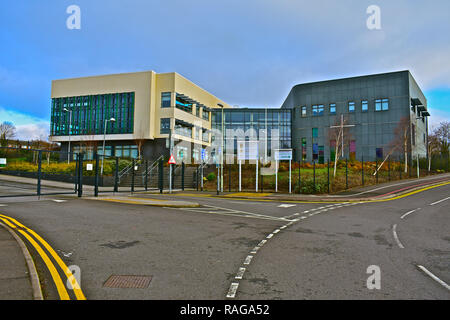 Den vorderen und den Haupteingang der Erzbischof McGrath Römisch-katholische Gesamtschule. Es ist auf brackla Wohnsiedlung befindet. Bridgend, Wales Stockfoto