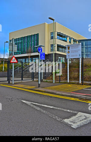 Den vorderen und den Haupteingang der Erzbischof McGrath Römisch-katholische Gesamtschule. Es ist auf brackla Wohnsiedlung befindet. Bridgend, Wales Stockfoto