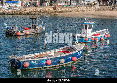 Fischerboote am Hafen Liegeplätze St Ives Cornwall GROSSBRITANNIEN Stockfoto