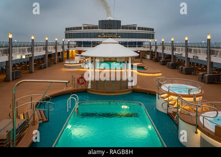 Das Pool Deck der Norwegian Jade Kreuzfahrt Schiff in der Nacht. Stockfoto