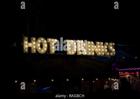 London, Großbritannien, 30. Dezember 2018: Heiße Getränke Zeichen während der Nachtzeit im Winter Wonderland/Hyde Park Stockfoto