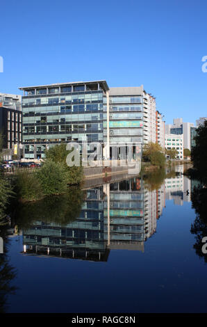 Moderne Gebäude und Bürogebäude im Whitehall mit ihren Reflexionen in den Fluss Aire im Zentrum der Stadt Leeds, West Yorkshire, UK. Stockfoto