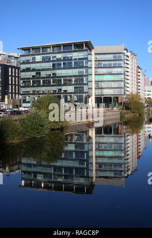 Moderne Gebäude und Bürogebäude im Whitehall mit ihren Reflexionen in den Fluss Aire im Zentrum der Stadt Leeds, West Yorkshire, UK. Stockfoto