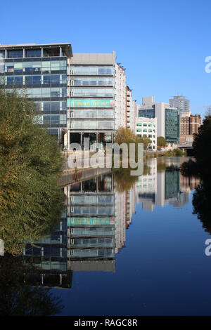 Moderne Gebäude und Bürogebäude im Whitehall mit ihren Reflexionen in den Fluss Aire im Zentrum der Stadt Leeds, West Yorkshire, UK. Stockfoto