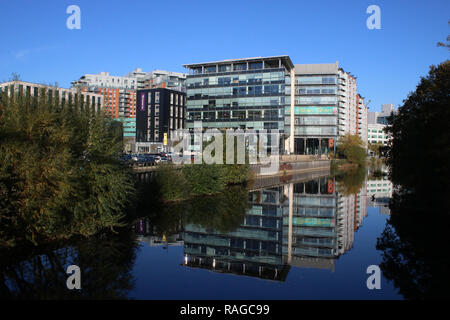 Moderne Gebäude und Bürogebäude im Whitehall mit ihren Reflexionen in den Fluss Aire im Zentrum der Stadt Leeds, West Yorkshire, UK. Stockfoto