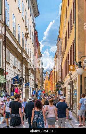 Touristen auf Västerlånggatan, einer Hauptstraße in Gamla Stan (Altstadt), Insel Stadsholmen, Stockholm, Schweden Stockfoto