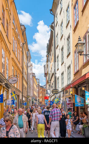Touristen auf Västerlånggatan, einer Hauptstraße in Gamla Stan (Altstadt), Insel Stadsholmen, Stockholm, Schweden Stockfoto