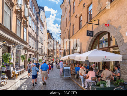 Cafés, Restaurants und Geschäften auf der Österlånggatan in Gamla Stan (Altstadt), Insel Stadsholmen, Stockholm, Schweden Stockfoto