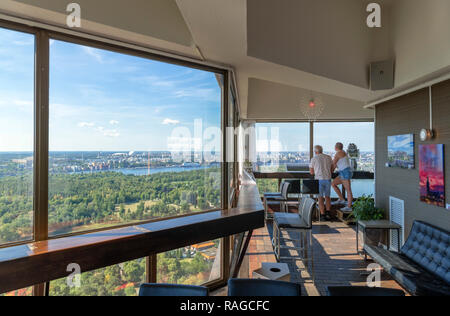 Blick über die Stadt von der Aussichtsplattform auf dem Fernsehturm Kaknästornet, Stockholm, Schweden Stockfoto