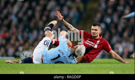 Liverpools Dejan Lovren (rechts) fouls von Manchester City Sergio Agüero (links) Während der Premier League Match an der Etihad Stadium, Manchester. Stockfoto