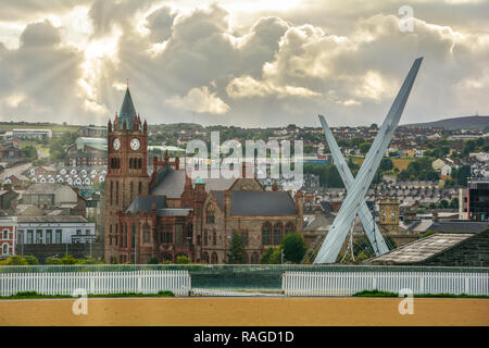 Malerische Aussicht von Londonderry, mit Guildhall und Frieden Brücke, Nordirland. Stockfoto