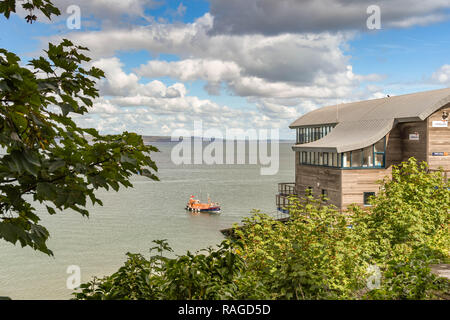 TENBY, Pembrokeshire, Wales - AUGUST 2018: Die neue RNLI lifeboat Station in Tenby, West Wales. Stockfoto