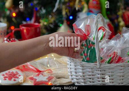 Frau hält Baum geformt Cookies in Händen. Stockfoto