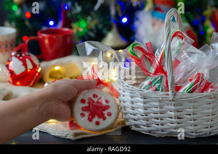 Frau hält sternförmigen Cookies in Händen. Weihnachten Dekoration. Stockfoto